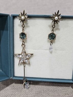 Star with gems dangle mis- match earrings
